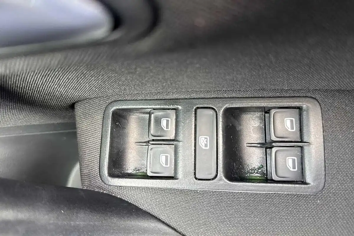 2015-volkswagen-polo-10-se-60ps-5d-big-27
