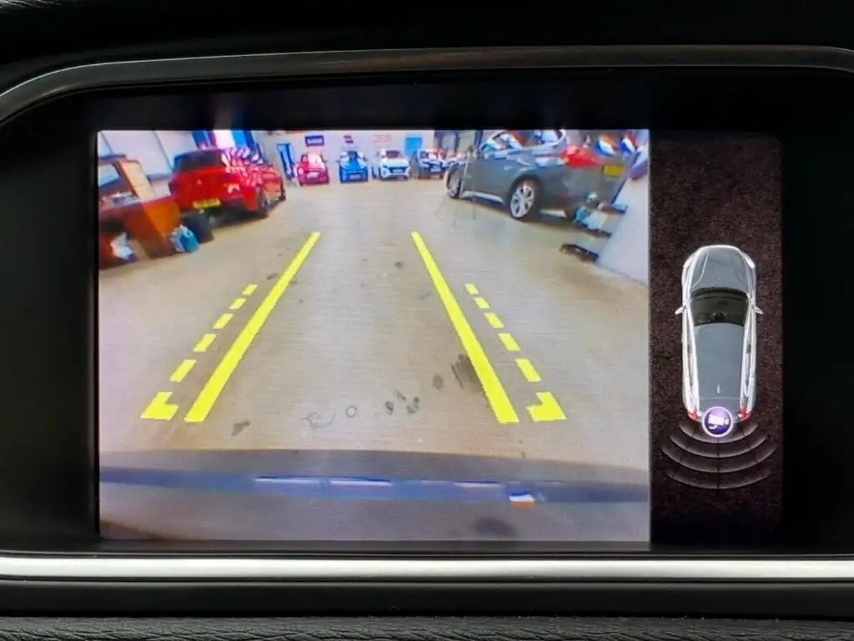 2018-volvo-v40-20-t2-momentum-nav-plus-big-21