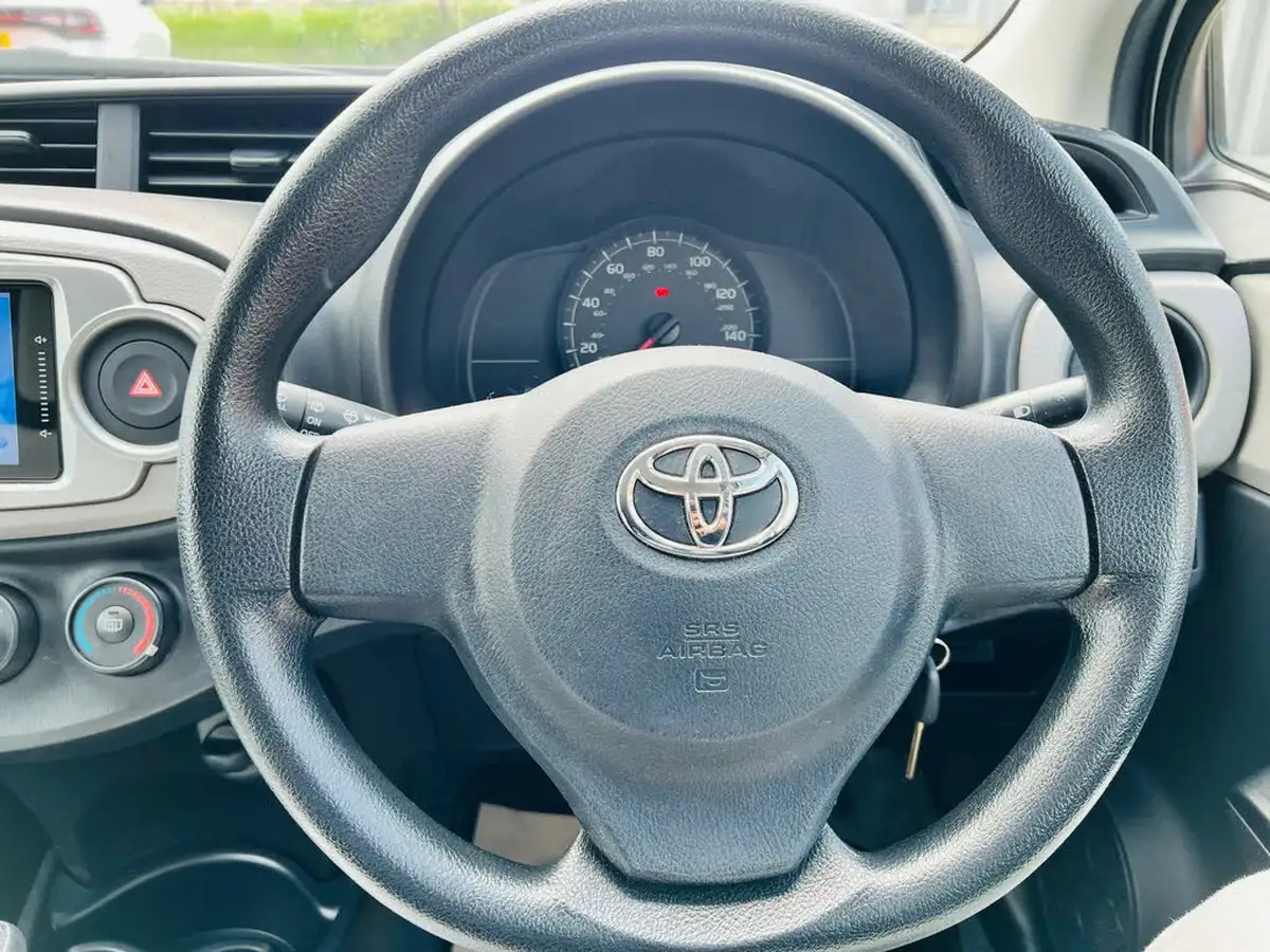 2015-toyota-yaris-big-16