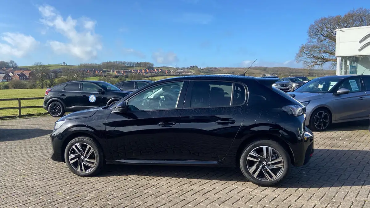 2023-peugeot-208-12-puretech-allure-premium-130ps-eat8-big-6