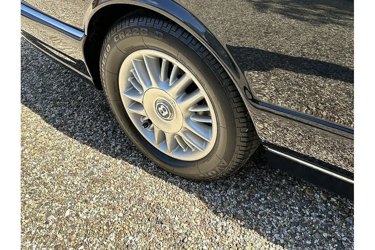 1997-bentley-azure-68-big-50