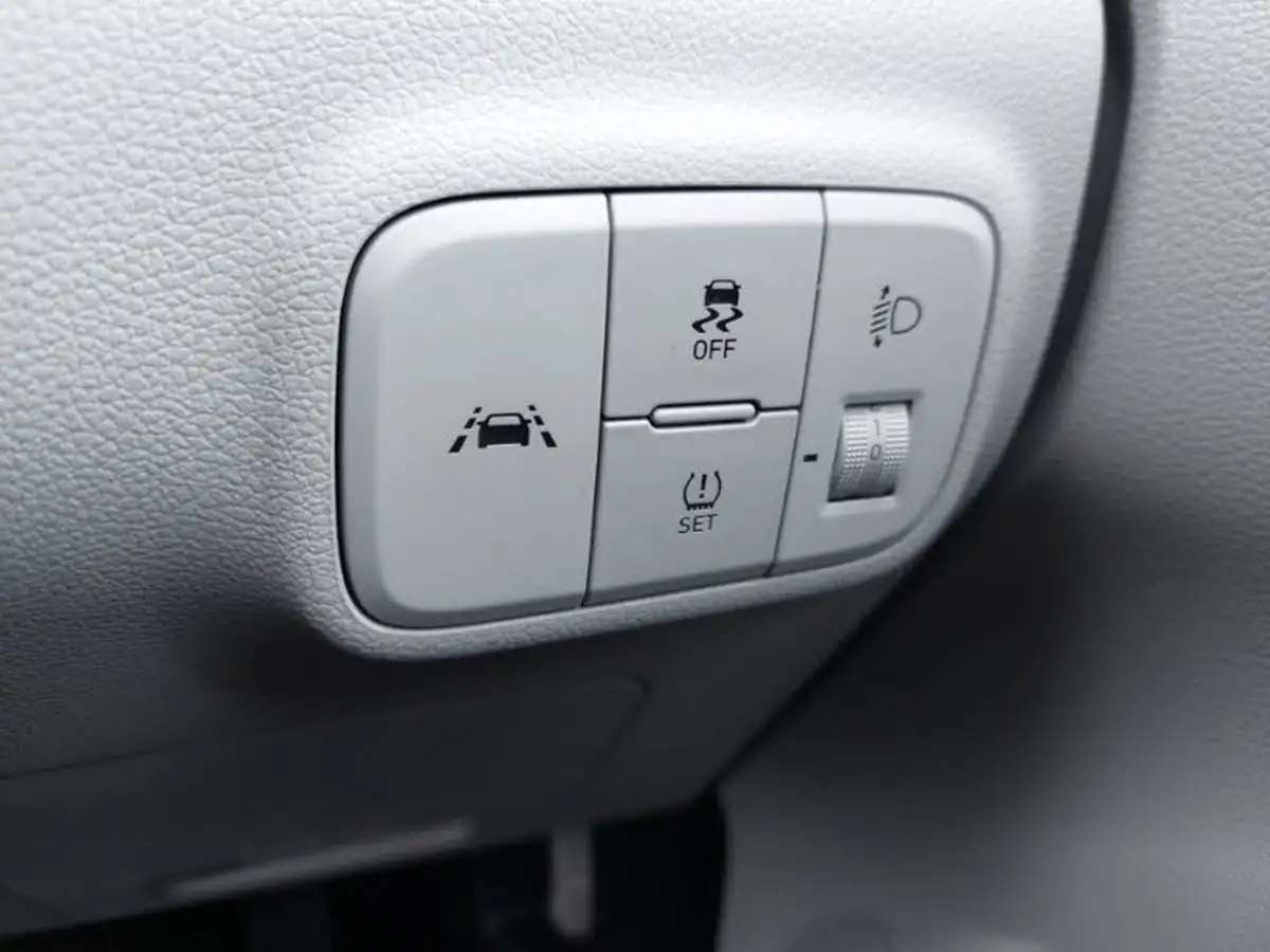 2022-hyundai-i10-12-premium-auto-big-18