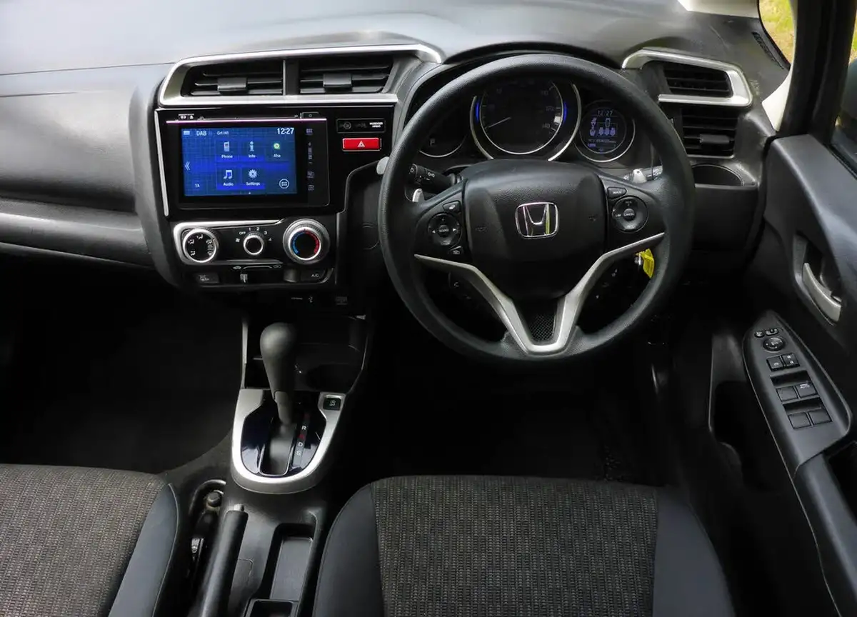 2015-honda-jazz-13-i-vtec-se-cvt-big-5