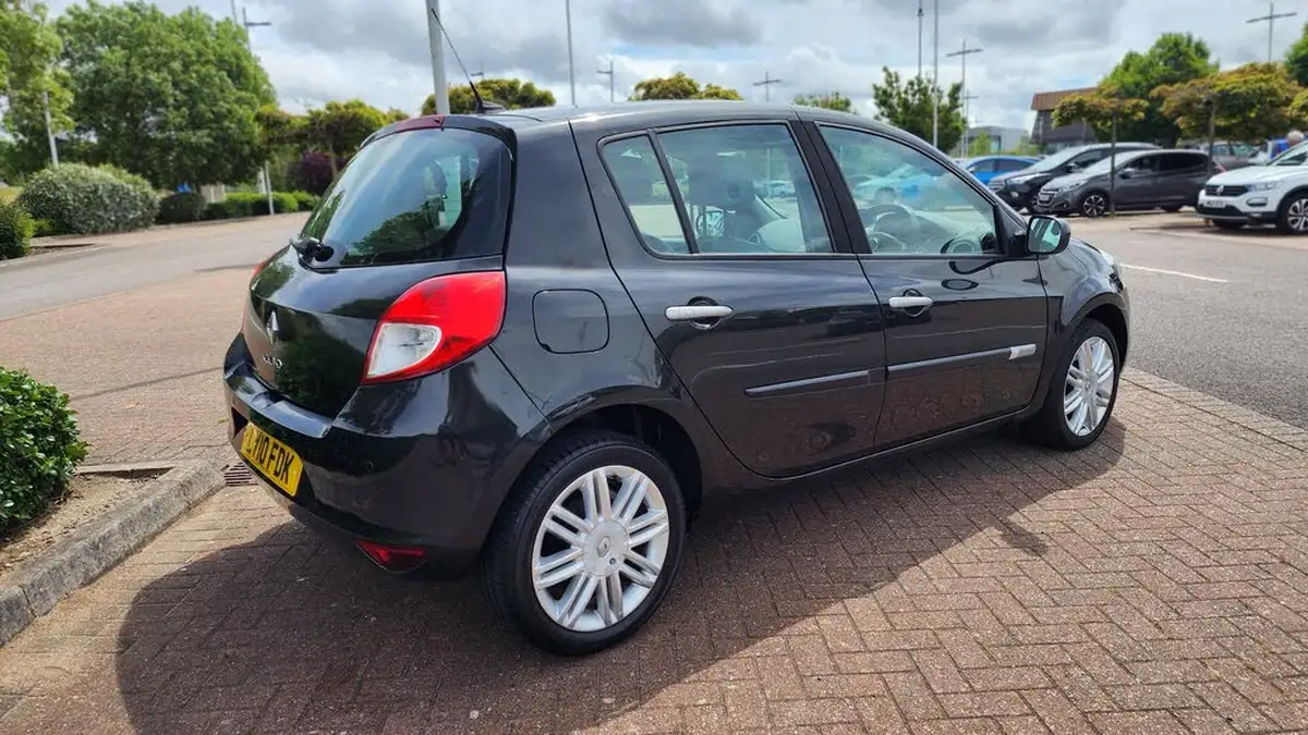 2010-renault-clio-16-initiale-tomtom-big-2