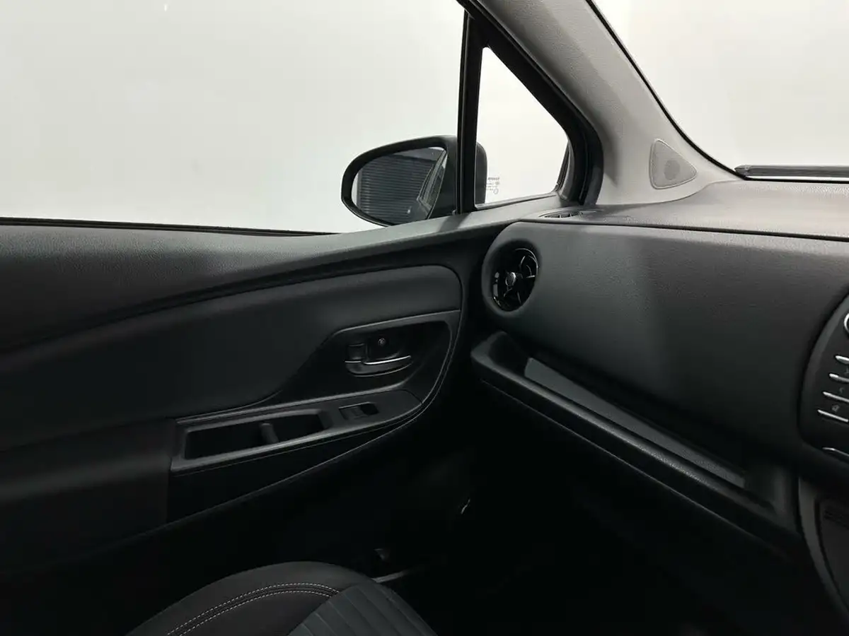 2017-toyota-yaris-15-vvt-i-design-panoramic-roof-1497cc-big-23