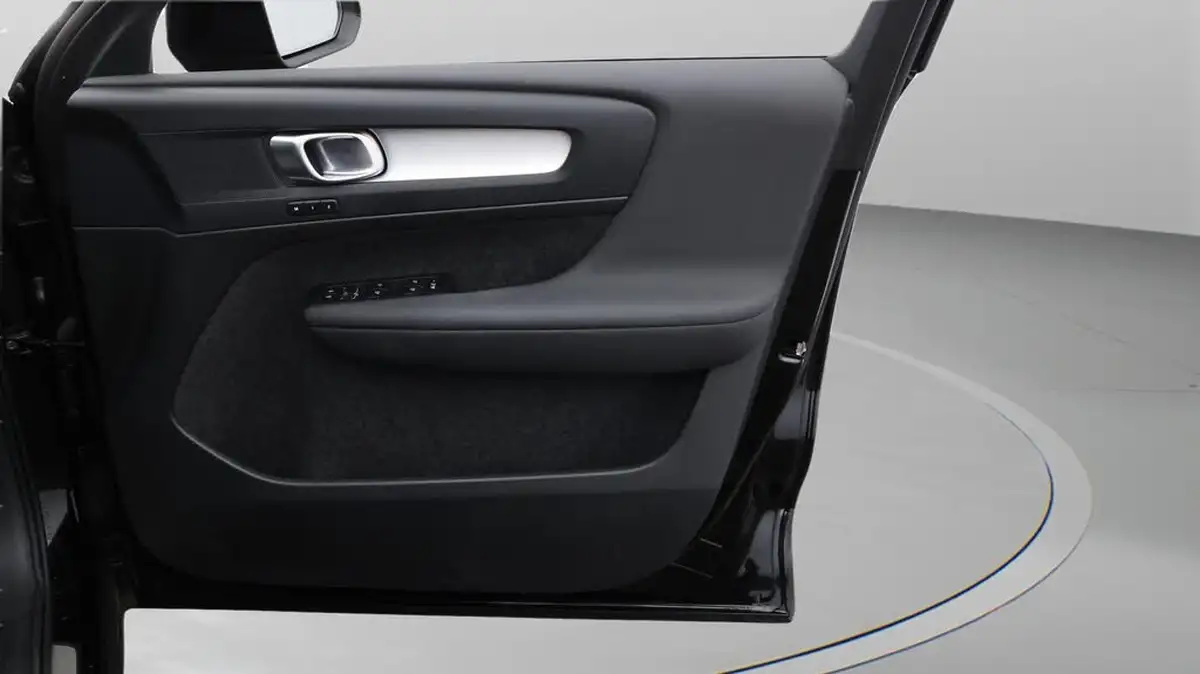 2023-volvo-xc40-20-b3-plus-big-20