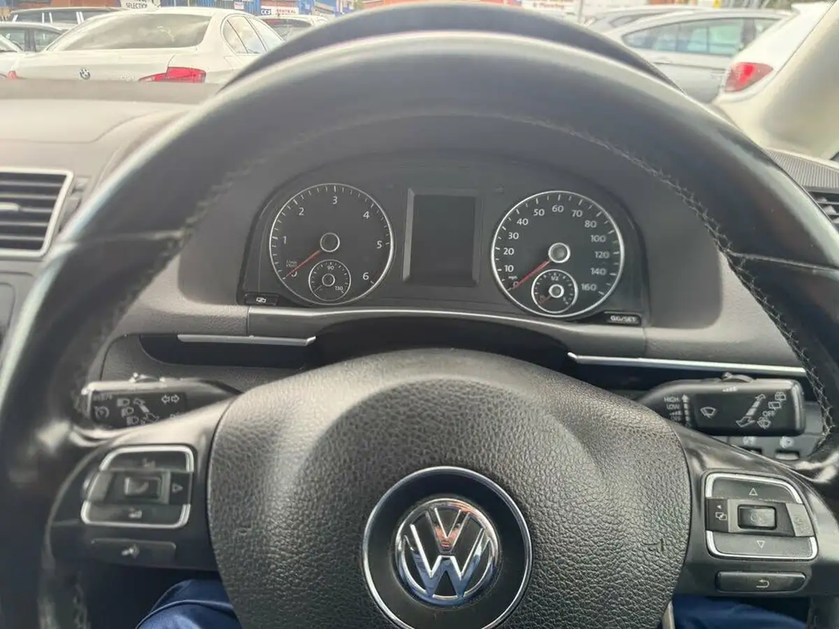 2011-volkswagen-touran-20td-sport-140ps-7st-big-4