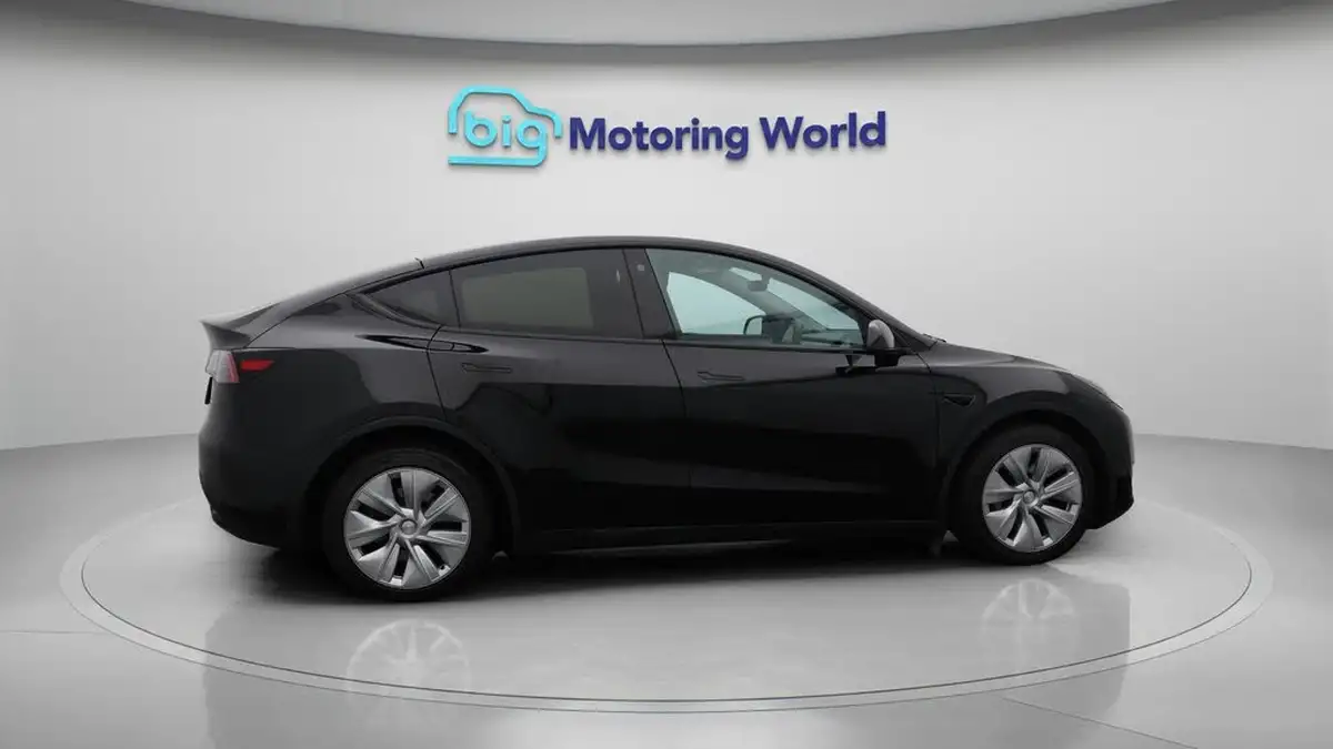 2022-tesla-model-y-e-long-range-big-8