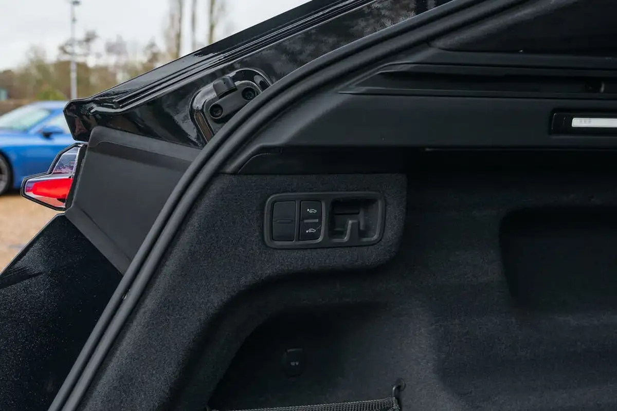 2021-lamborghini-urus-40-no-trim-big-19