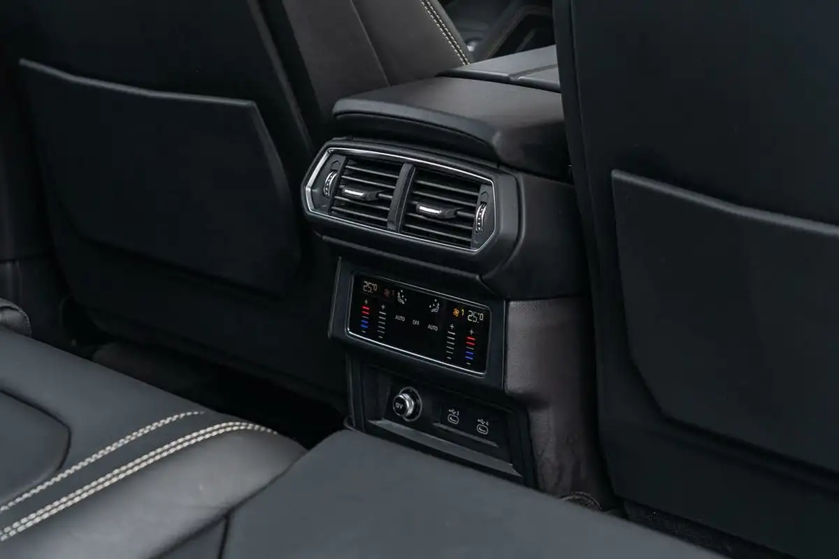 2021-lamborghini-urus-40-no-trim-big-47