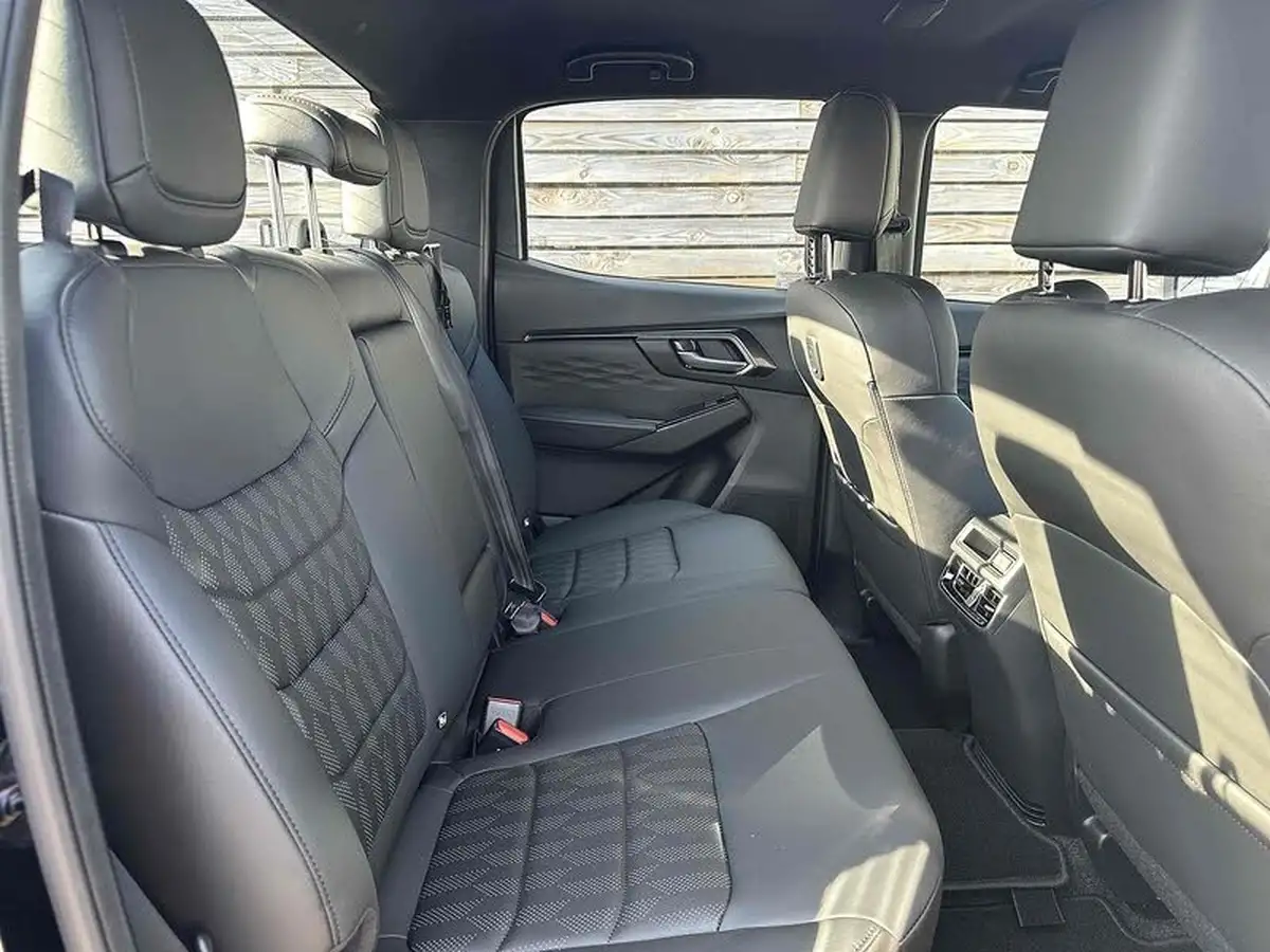 2025-isuzu-d-max-19td-v-cross-big-12
