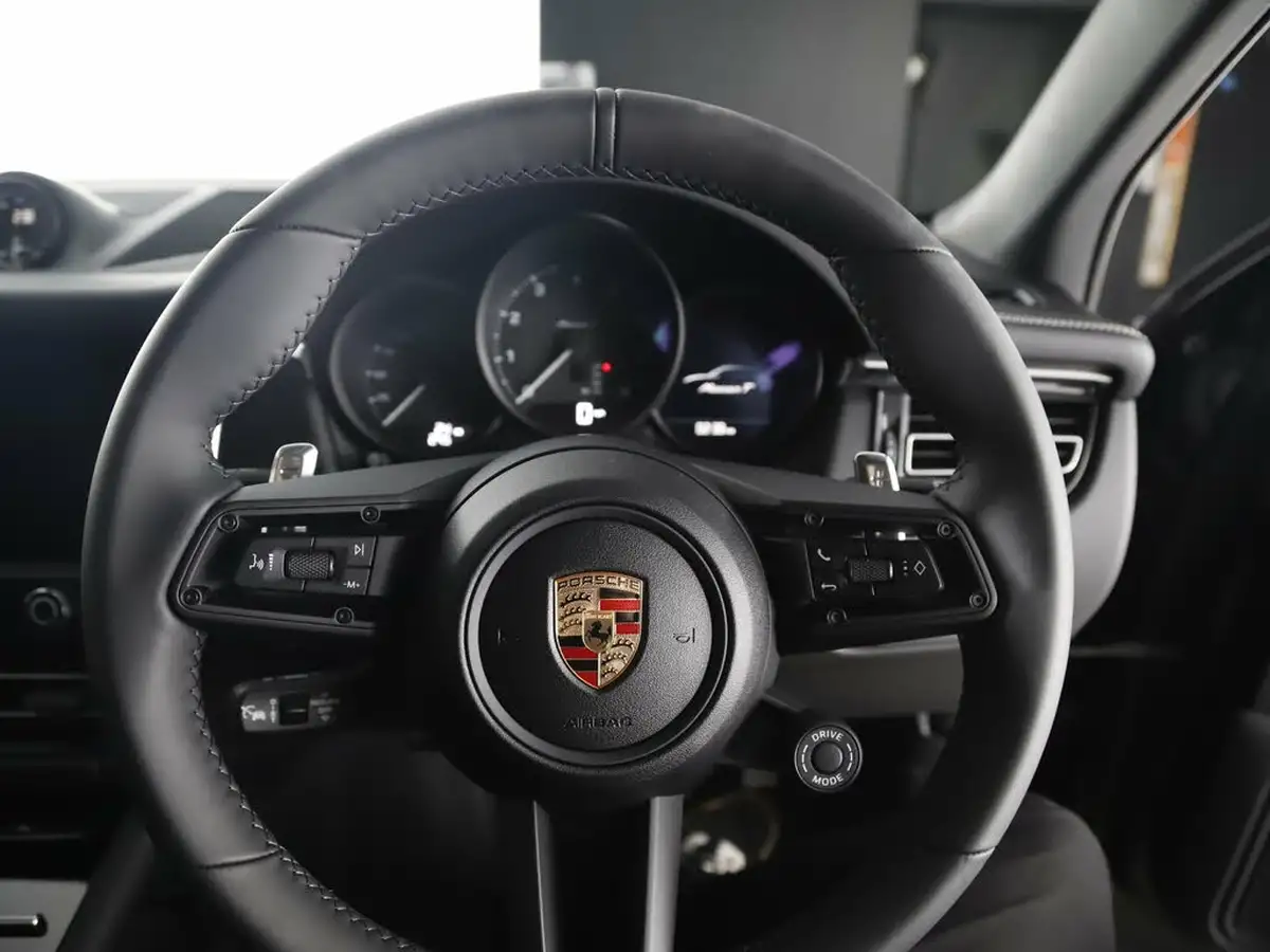 2025-porsche-macan-20-t-big-39