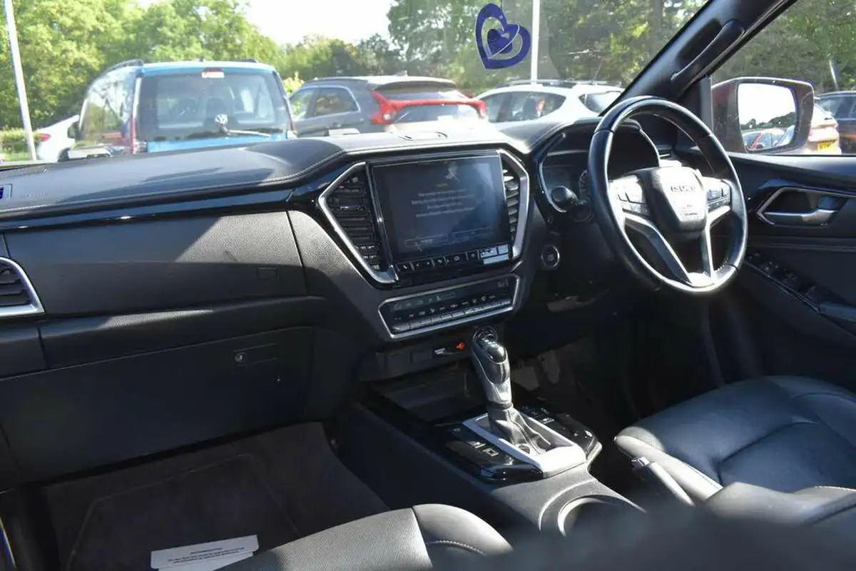 2022-isuzu-d-max-19td-v-cross-pick-up-auto-big-14