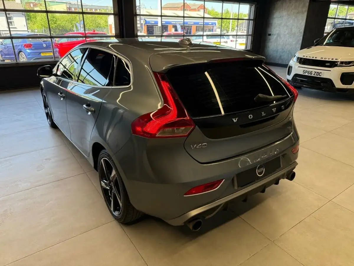 2014-volvo-v40-16td-d2-r-design-big-3