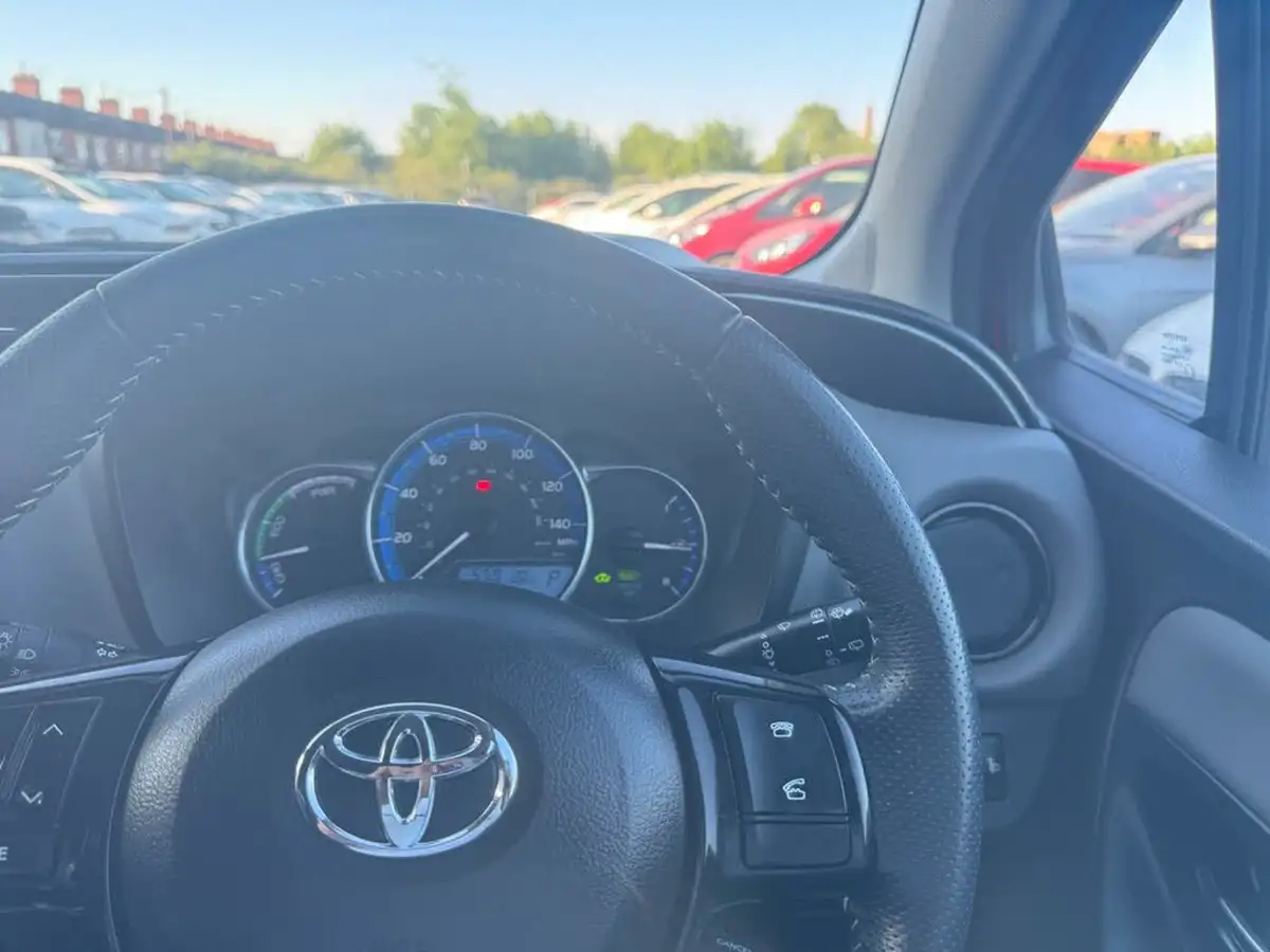 2016-toyota-yaris-15-vvt-i-design-bi-tone-hybrid-big-28