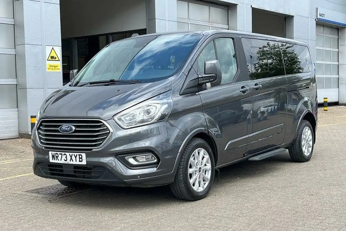 2023-ford-tourneo-custom-big-26