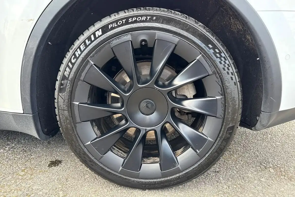 2022-tesla-model-y-e-long-range-big-10