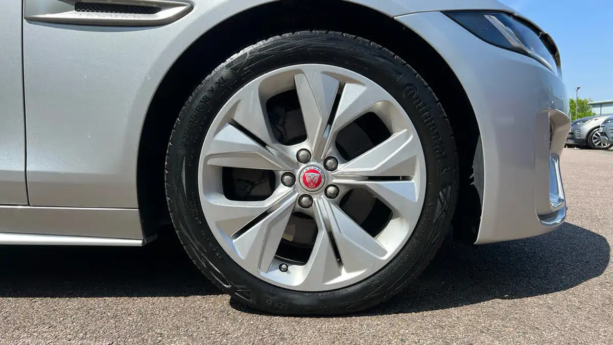 2019-jaguar-xe-20d-r-dynamic-s-awd-big-7