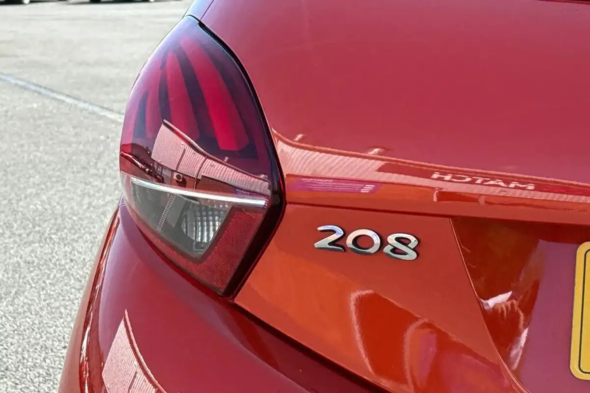 2016-peugeot-208-12-puretech-active-design-menthol-5d-big-28