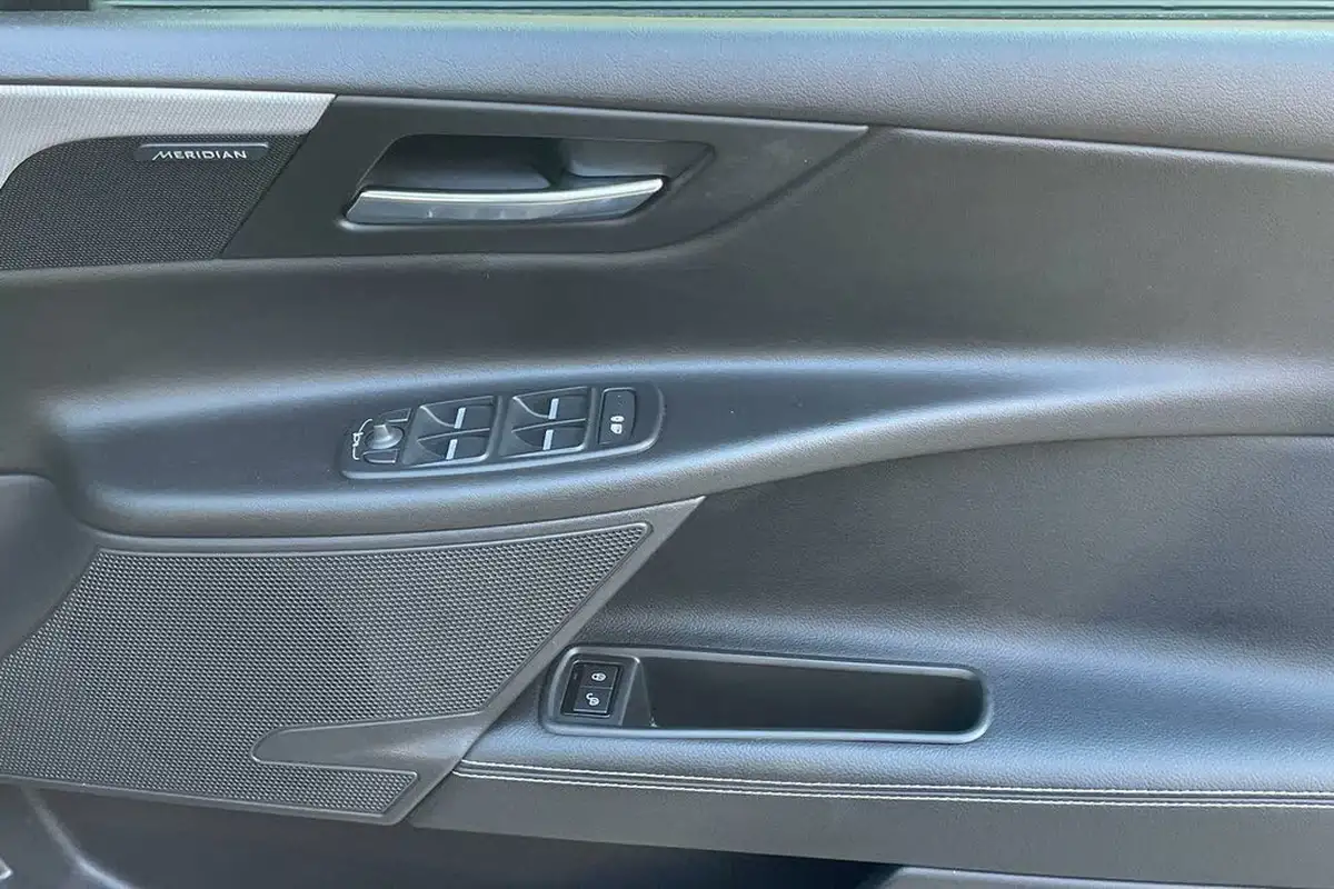 2018-jaguar-xe-20i-r-sport-249ps-1998cc-big-38