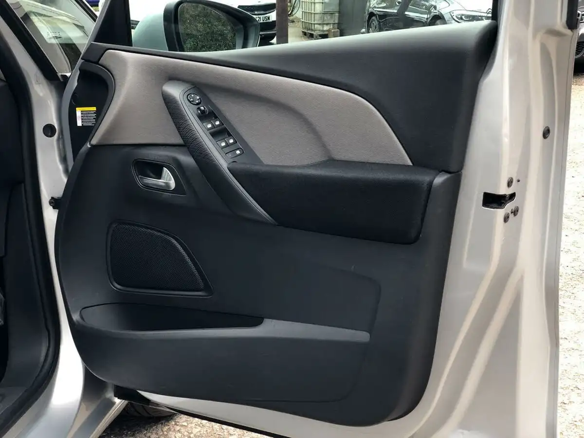 2016-citroen-grand-c4-picasso-16bluehdi-exclusive-eat6-big-16