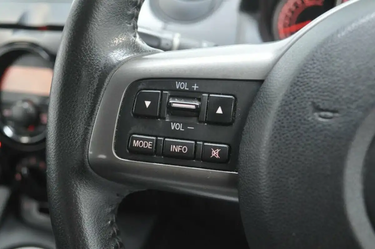 2012-mazda-mazda2-13-tamura-3d-big-28