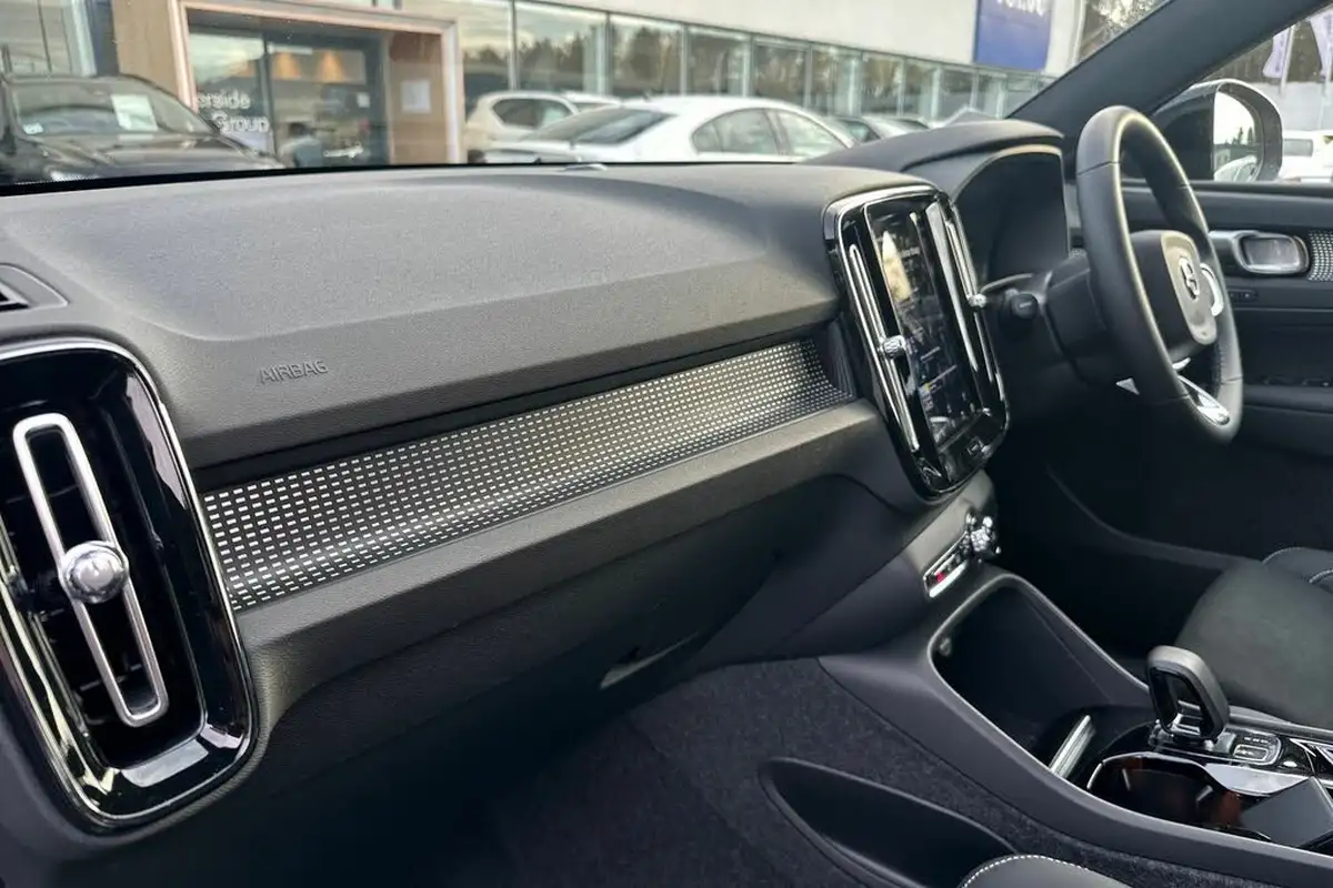 2024-volvo-xc40-20-b3-plus-big-32