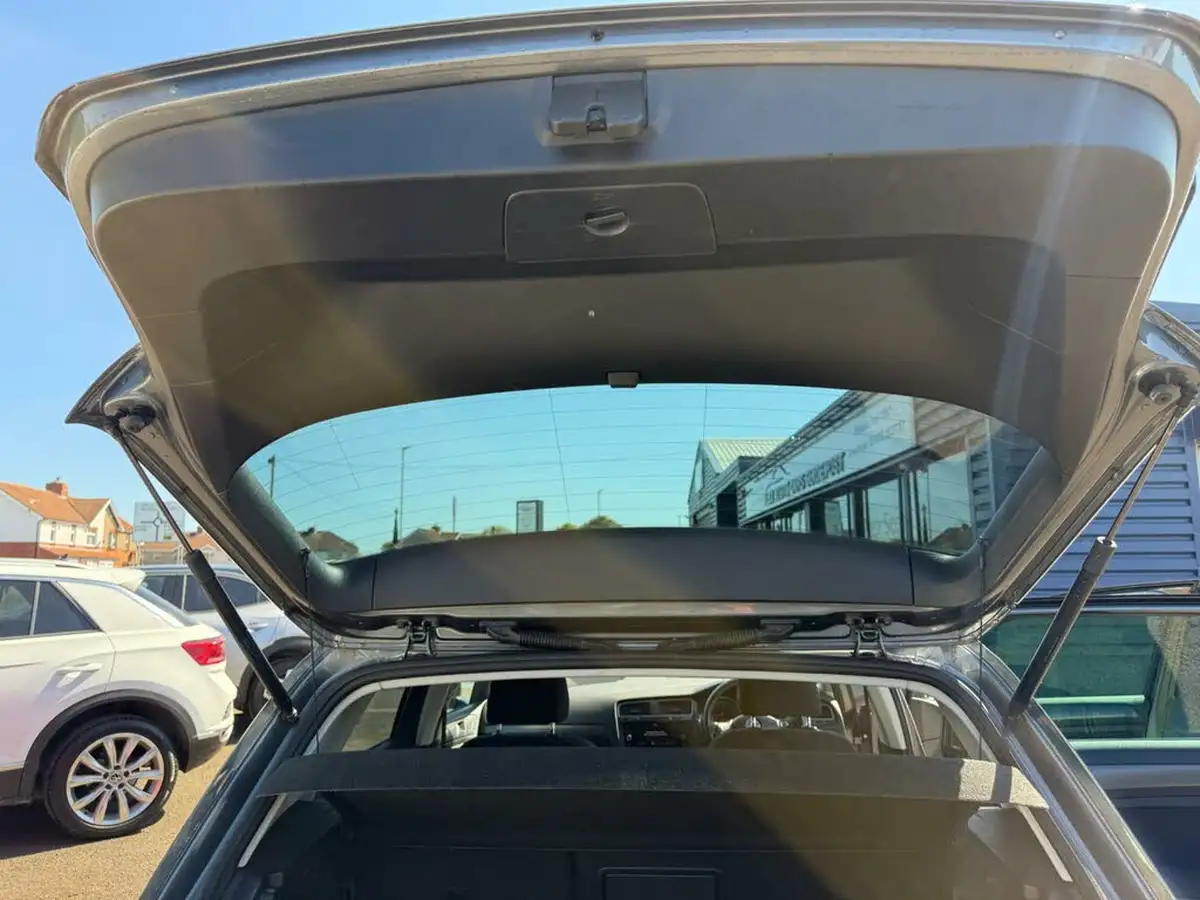 2018-volkswagen-golf-10-tsi-se-115ps-hatchback-5d-big-8