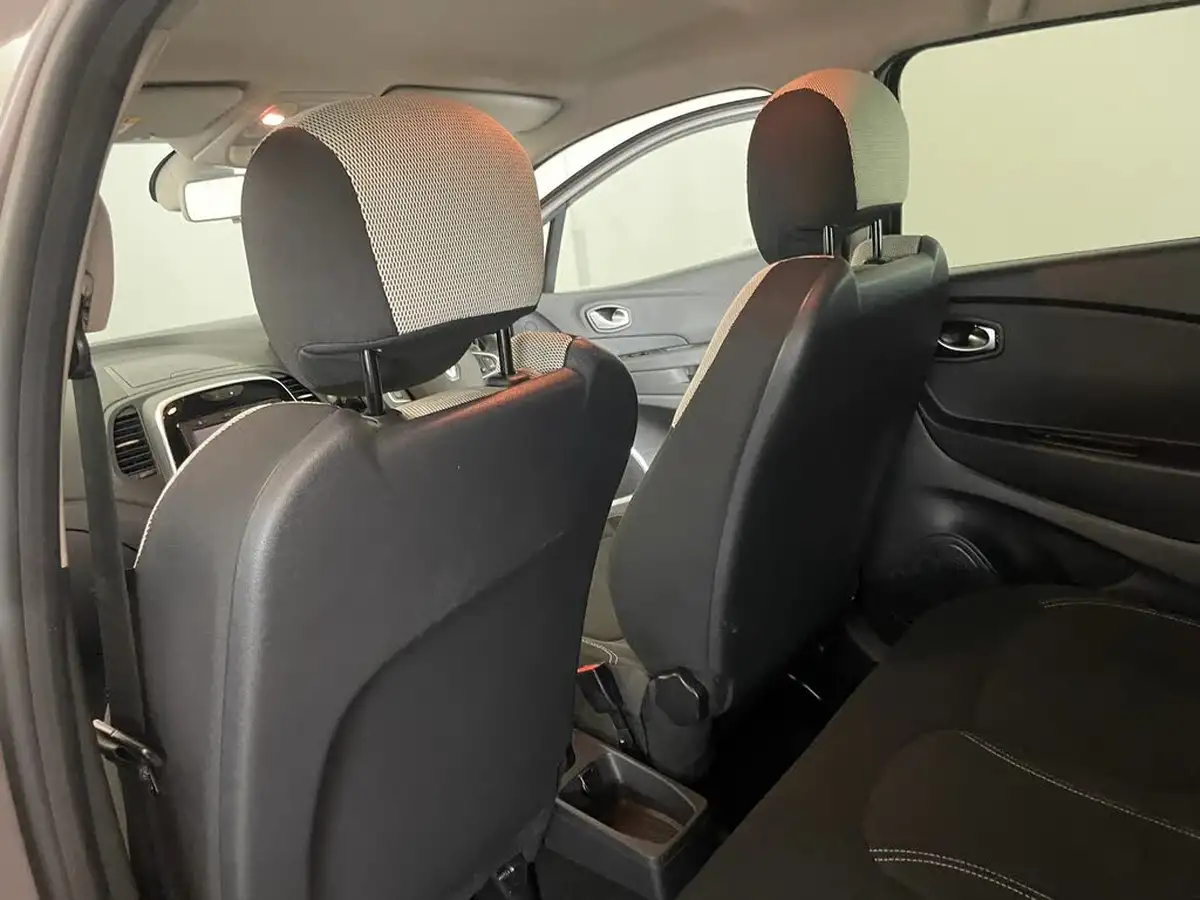 2019-renault-captur-09-tce-iconic-big-31