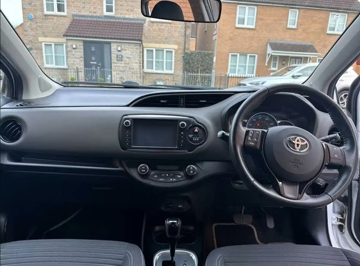 2016-toyota-yaris-15-vvt-i-design-hybrid-big-4
