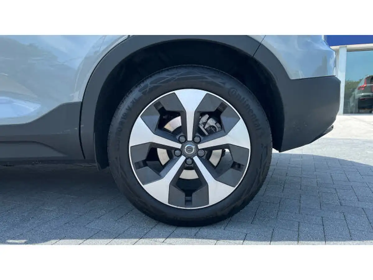 2025-volvo-xc40-20-b4-plus-big-15