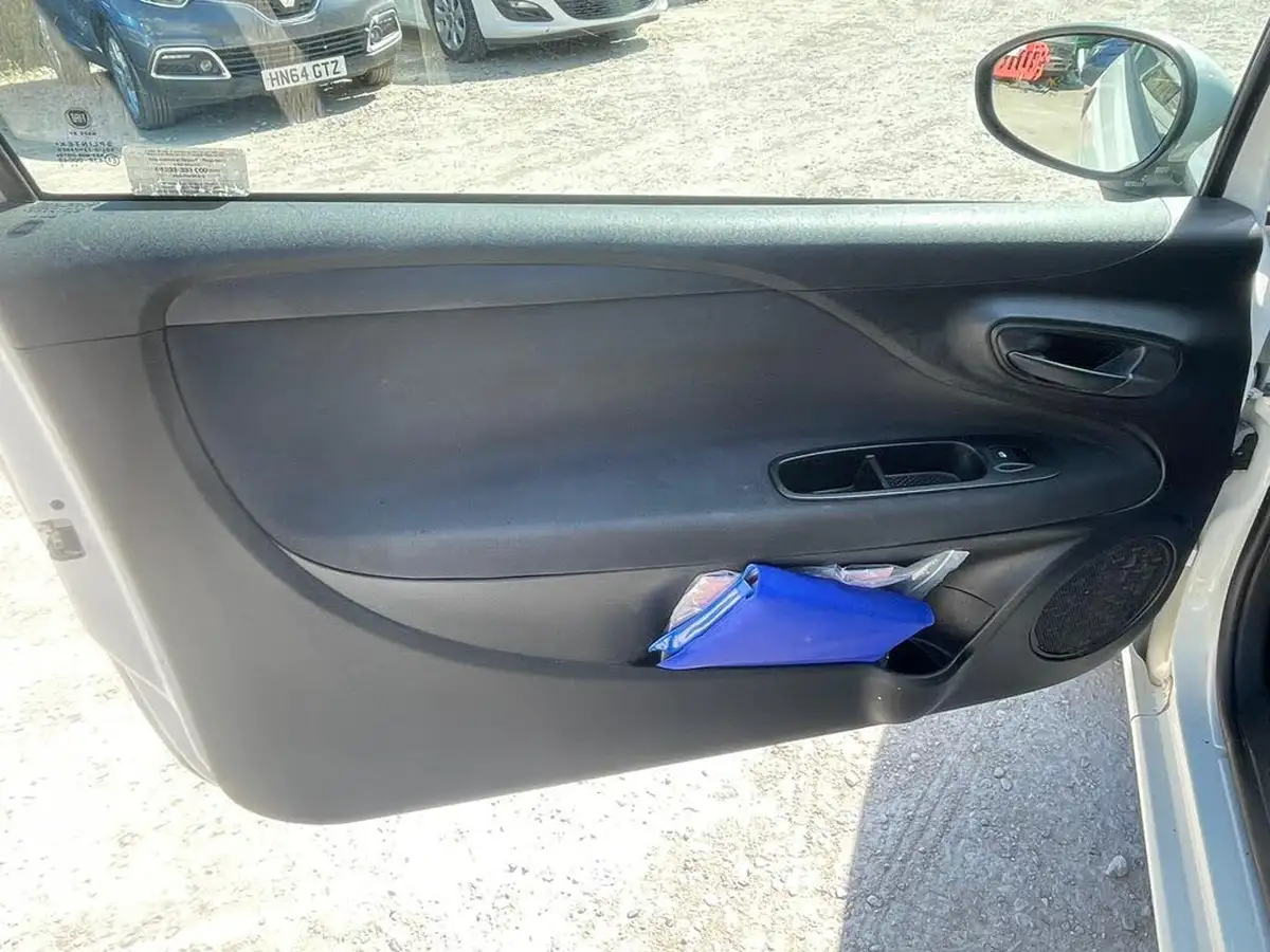 2011-fiat-punto-evo-12-active-3d-big-32