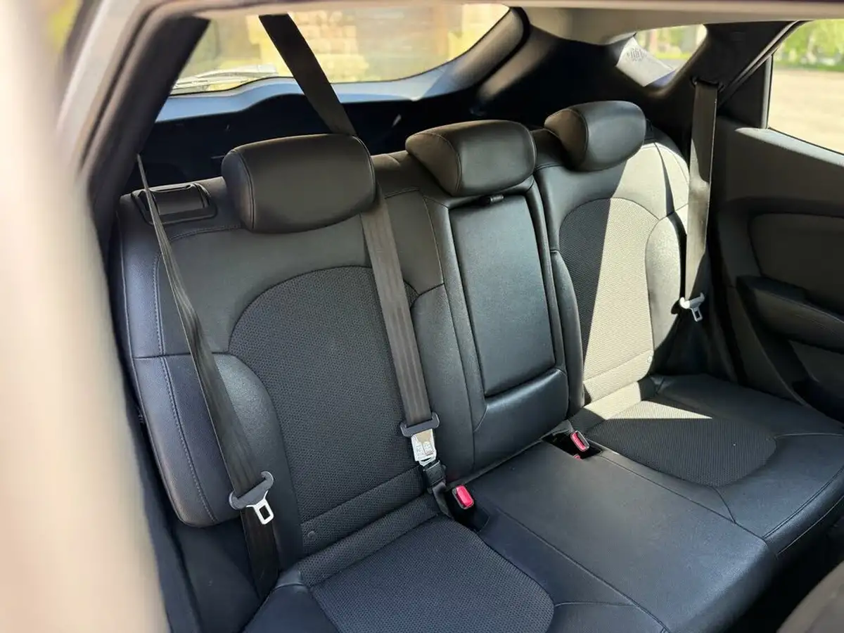 2014-hyundai-ix35-17td-se-nav-big-18