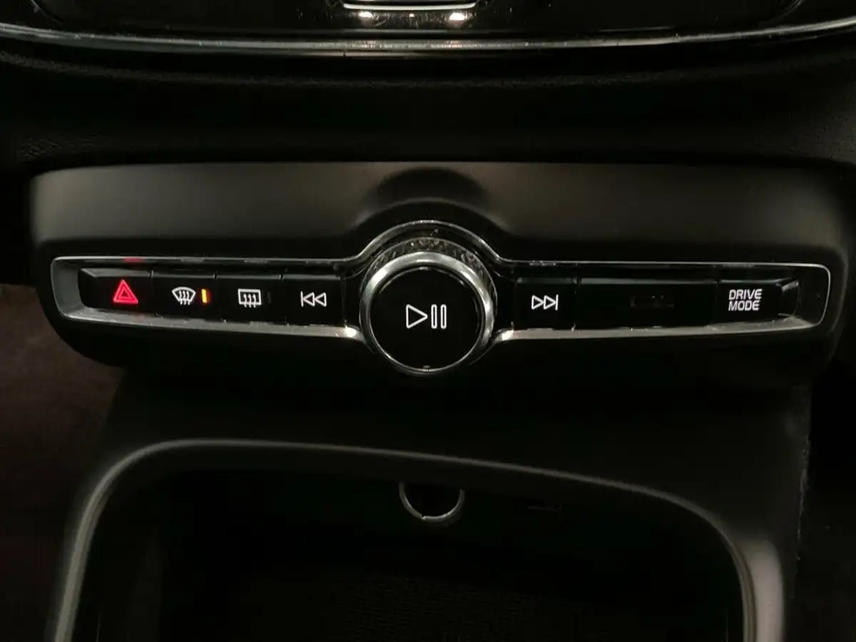 2019-volvo-xc40-20-t4-momentum-awd-big-29