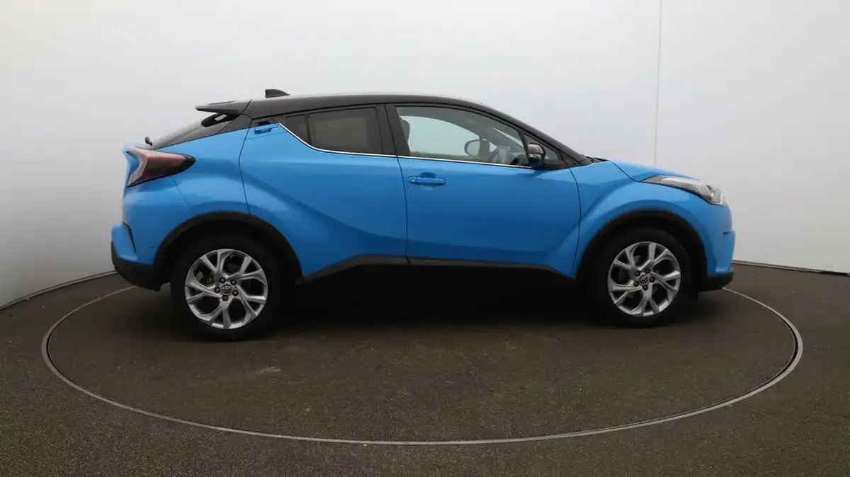2018-toyota-c-hr-12-dynamic-big-8
