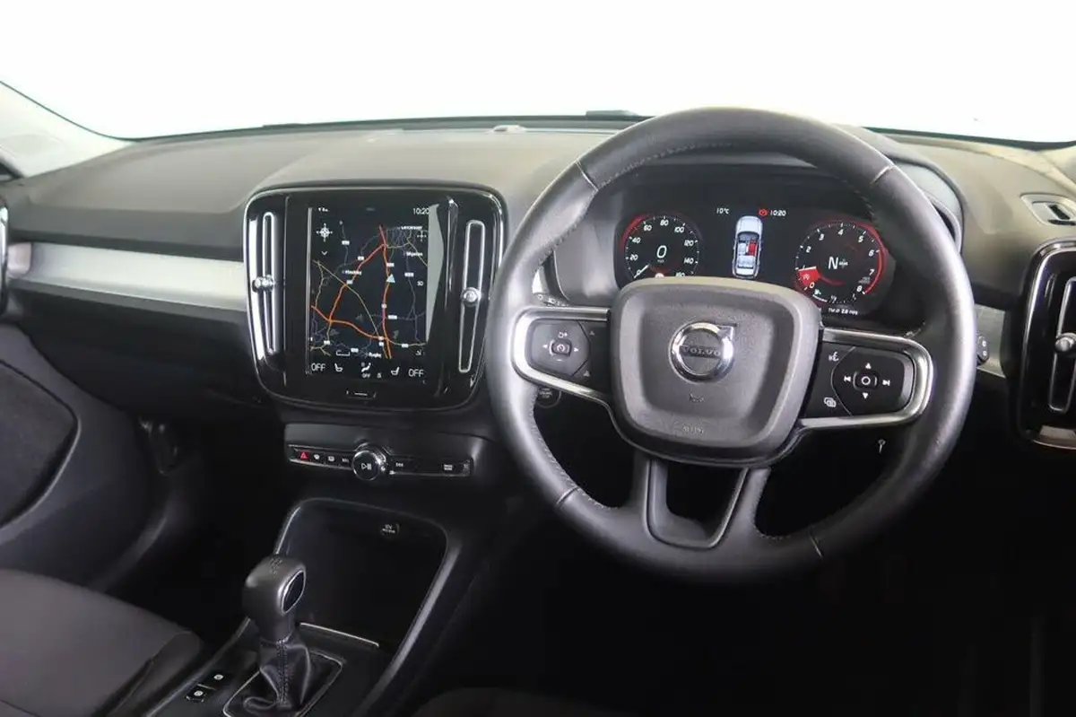 2021-volvo-xc40-15-t3-momentum-161bhp-big-3