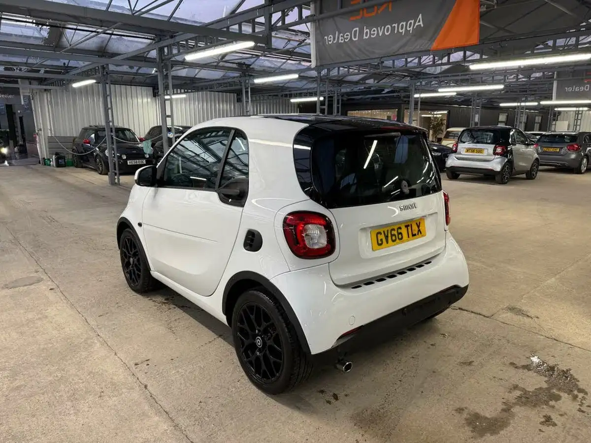 2017-smart-fortwo-09-edition-white-big-11