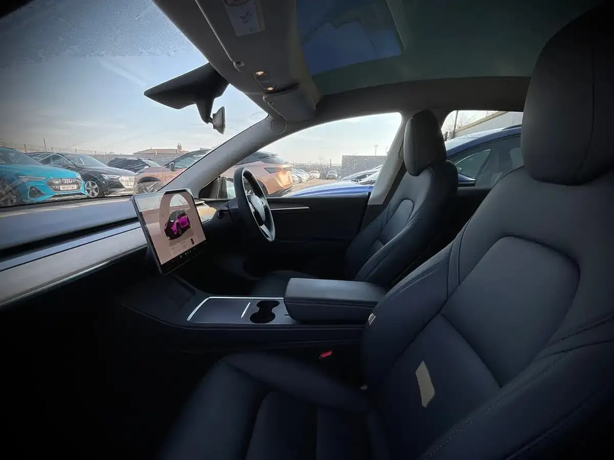 2022-tesla-model-y-e-long-range-big-17