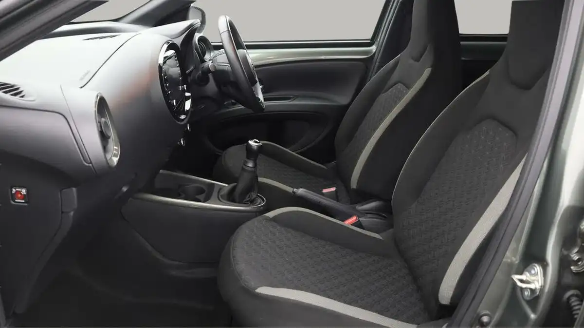 2023-toyota-aygo-x-10-vvt-i-edge-big-13