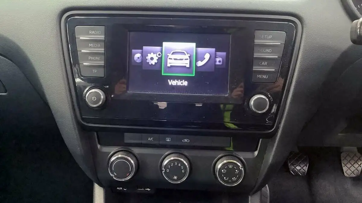 2014-skoda-octavia-16tdi-s-estate-big-7