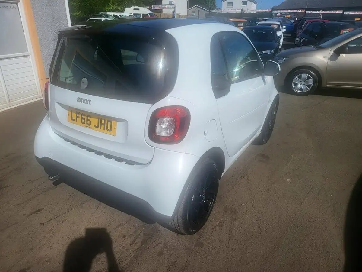 2016-smart-fortwo-09-edition-white-twinamic-big-2