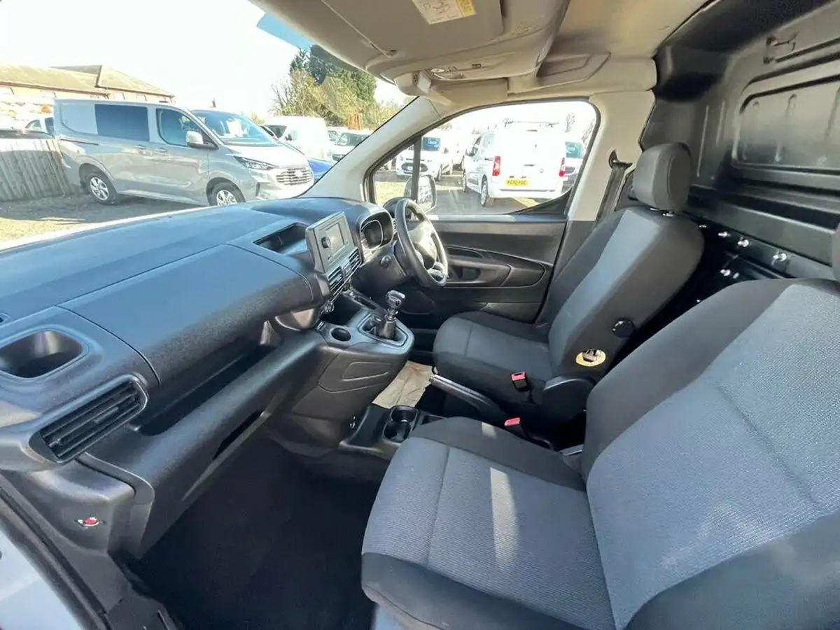 2022-toyota-proace-city-15d-active-big-13