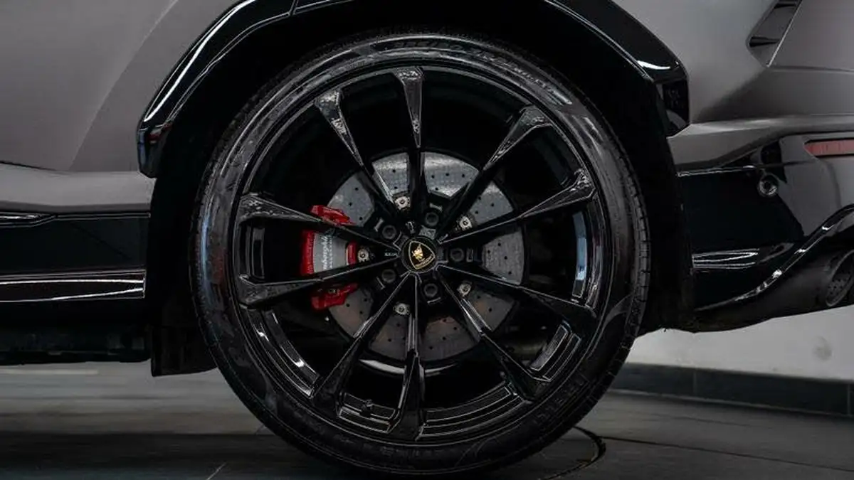 2021-lamborghini-urus-40-no-trim-big-15