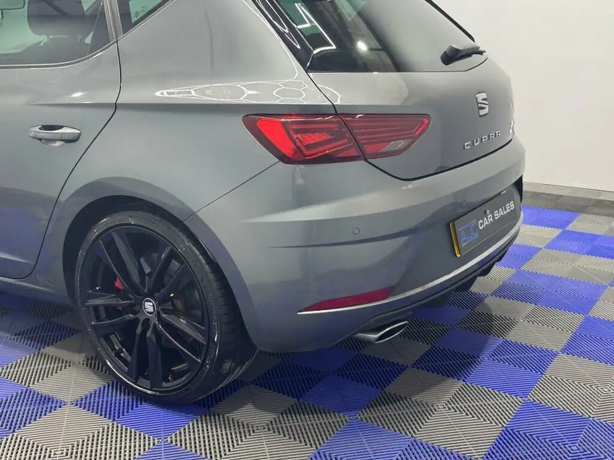 2017-seat-leon-20-tsi-cupra-300-hatchback-5d-big-10