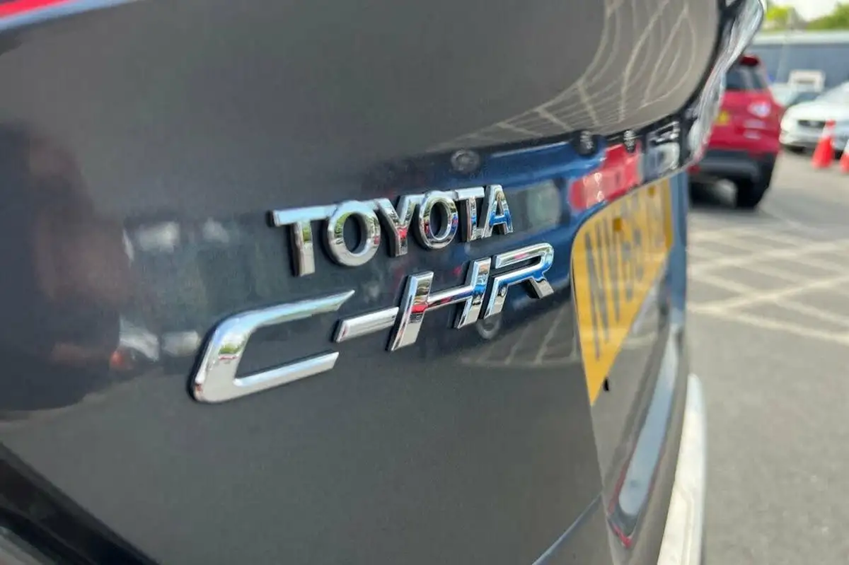 2017-toyota-c-hr-12-dynamic-big-30