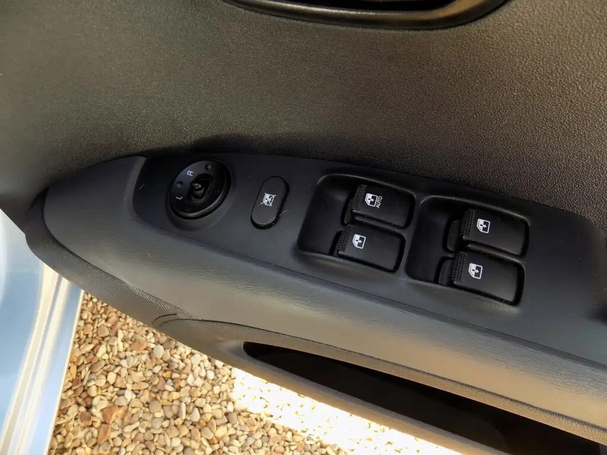 2011-hyundai-i10-12-active-big-27