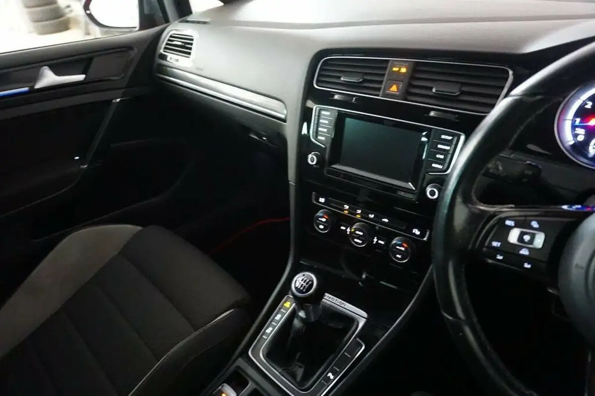 2014-volkswagen-golf-20-tsi-r-5d-big-22