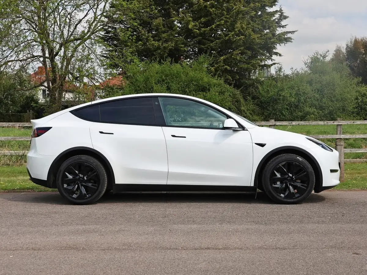 2022-tesla-model-y-e-long-range-big-8