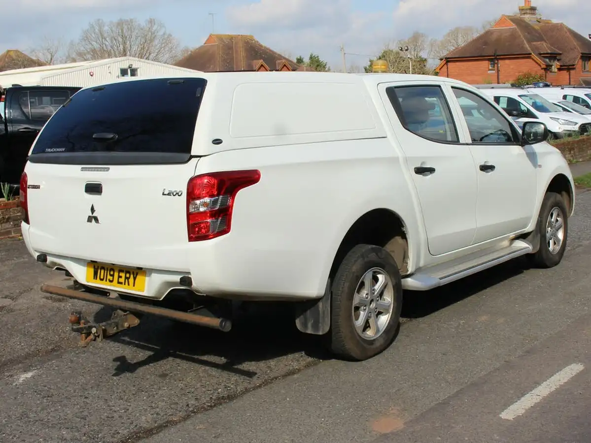 2019-mitsubishi-l200-24di-d-4life-eu6b-double-pickup-big-1