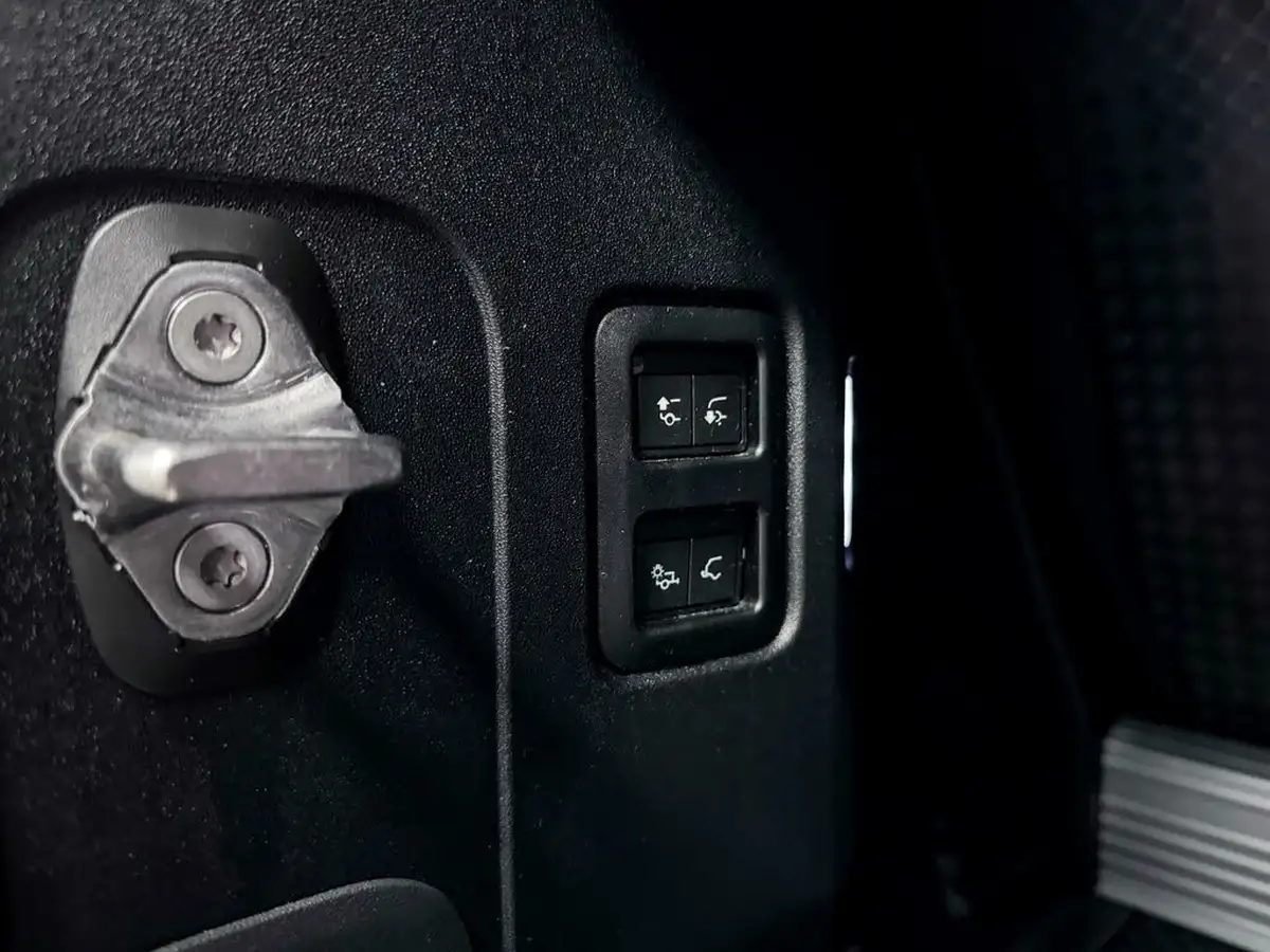 2023-land-rover-90-defender-30-d300-x-big-7